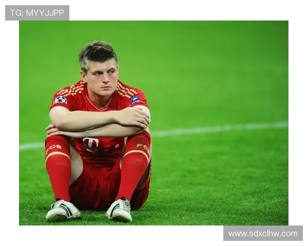 克罗斯在绿茵场上的传奇之路与未来展望:从天才少年到足球巨星的成长历程